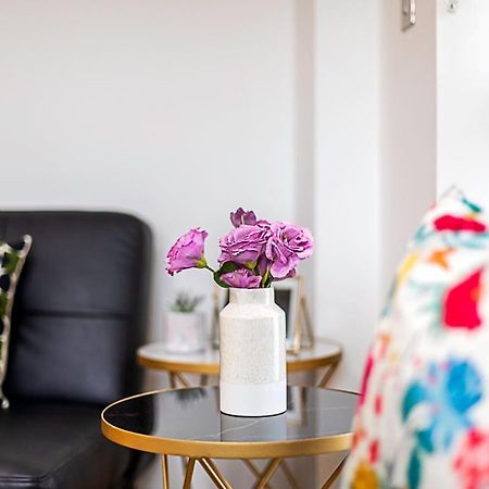 Trendy Queen'S Park Apartment With Views Across Лондон Екстериор снимка