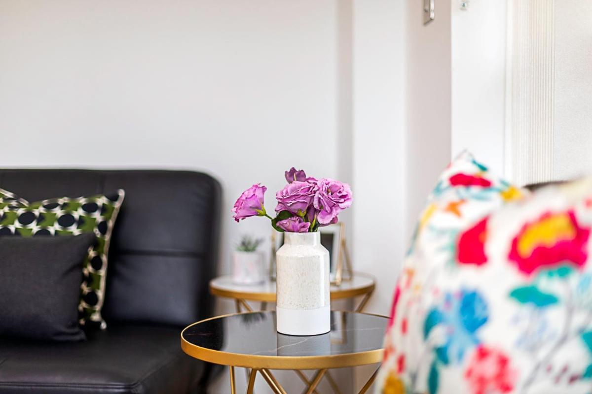 Trendy Queen'S Park Apartment With Views Across Лондон Екстериор снимка