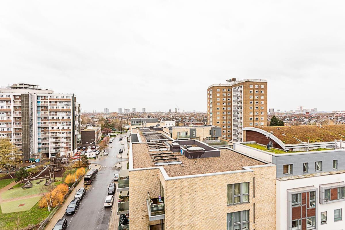 Trendy Queen'S Park Apartment With Views Across Лондон Екстериор снимка