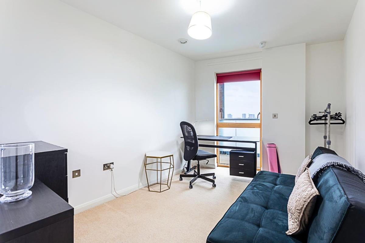 Trendy Queen'S Park Apartment With Views Across Лондон Екстериор снимка