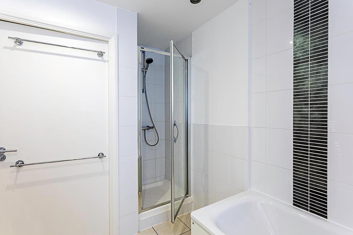 Trendy Queen'S Park Apartment With Views Across Лондон Екстериор снимка