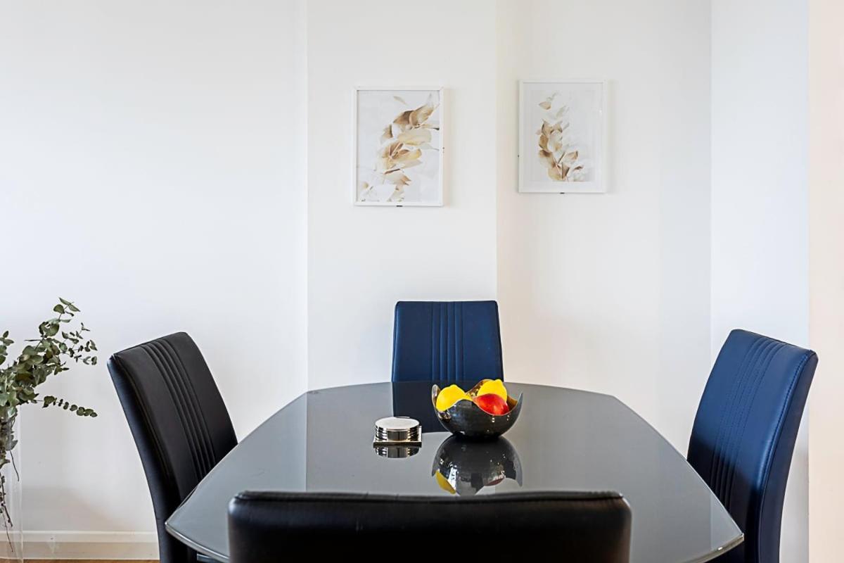Trendy Queen'S Park Apartment With Views Across Лондон Екстериор снимка