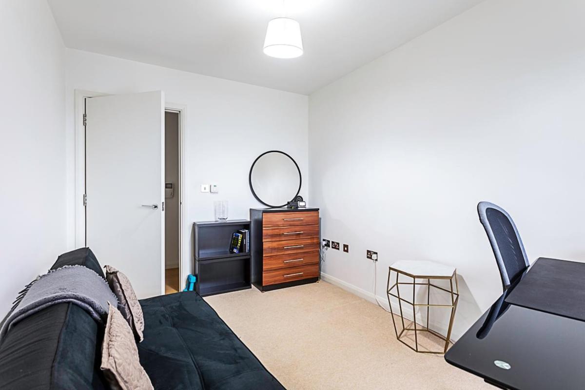 Trendy Queen'S Park Apartment With Views Across Лондон Екстериор снимка