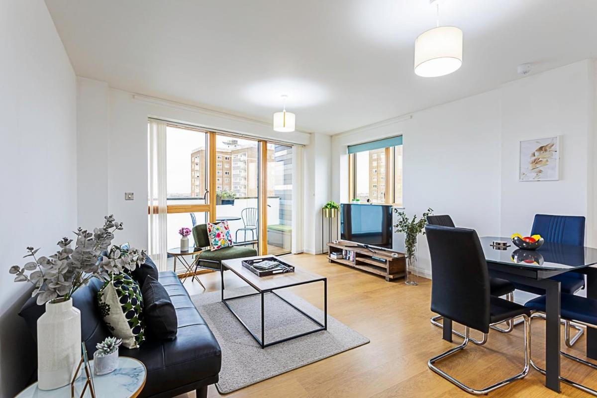 Trendy Queen'S Park Apartment With Views Across Лондон Екстериор снимка