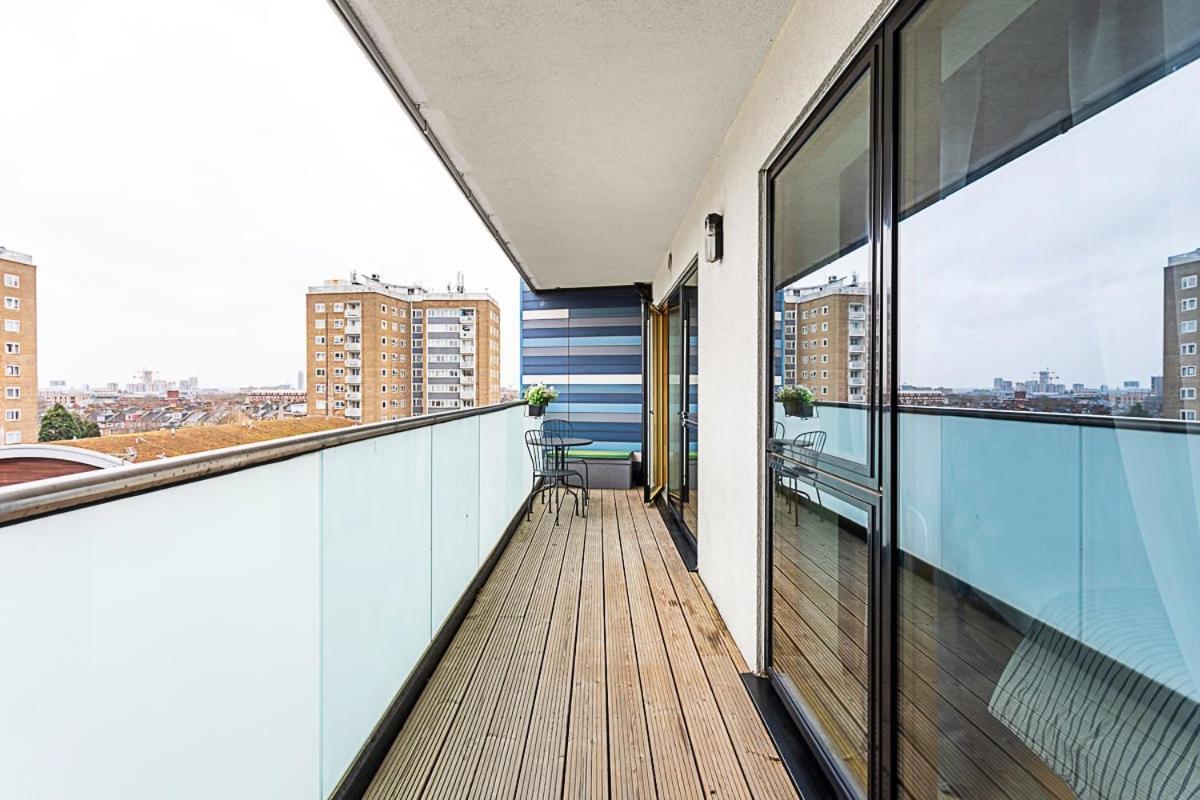 Trendy Queen'S Park Apartment With Views Across Лондон Екстериор снимка